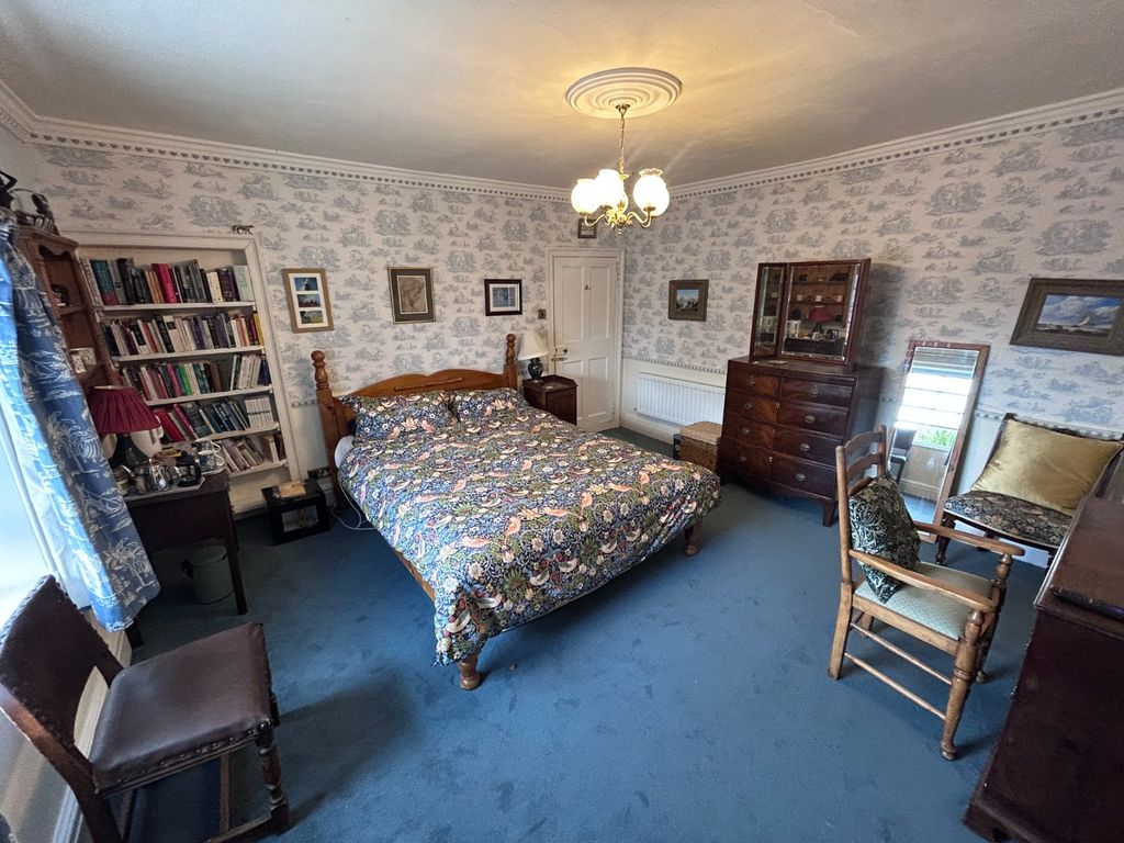 Property photo 2 of 10 Bedroom