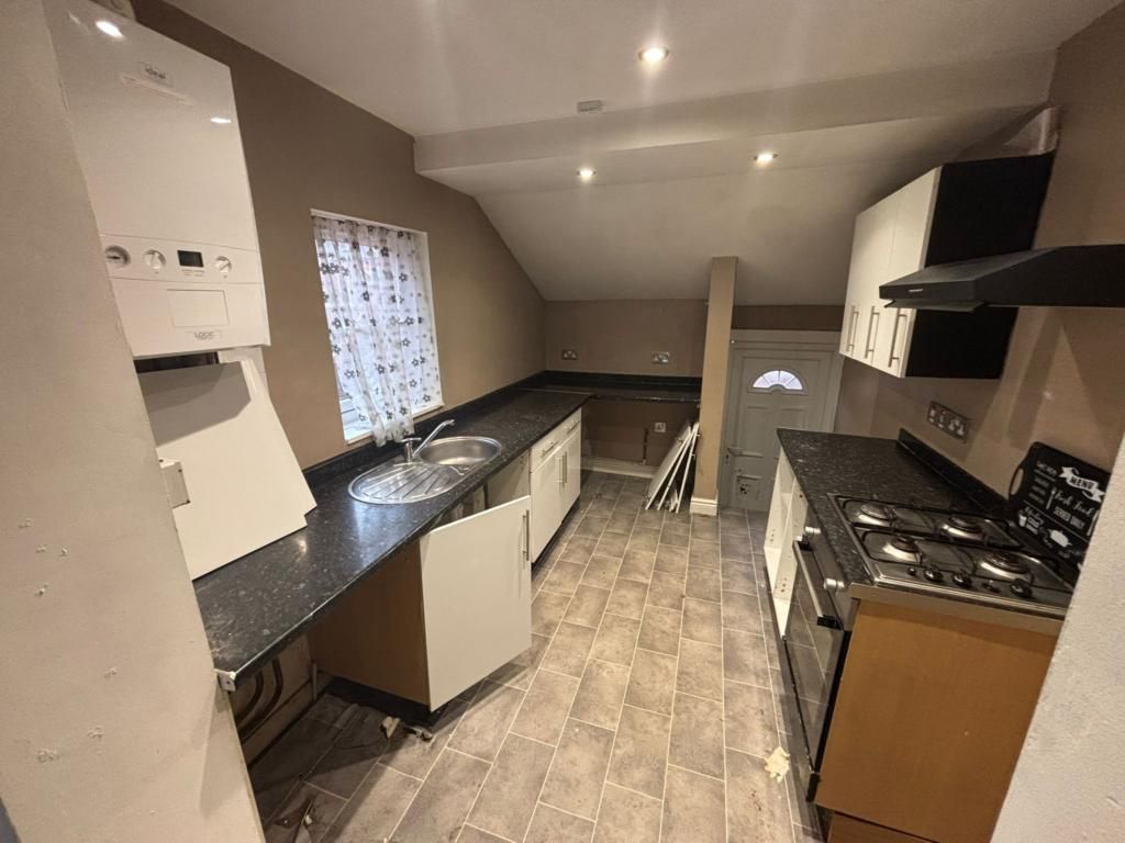 Property photo 3 of 11 Kitchen