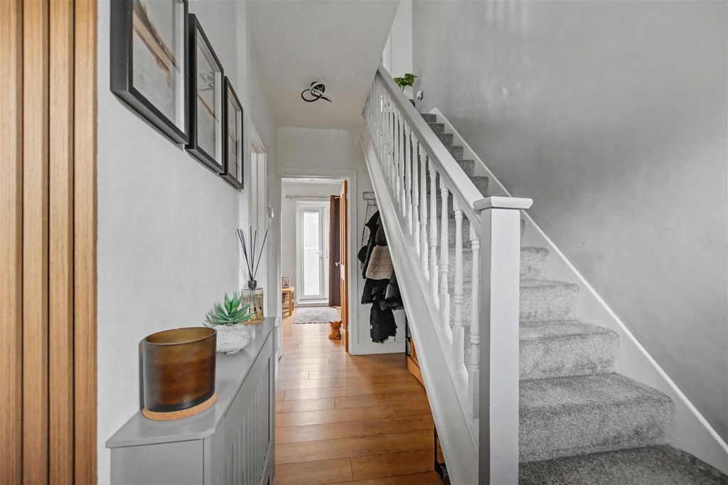 Property photo 2 of 23 Entrance Hall_1.Jpeg