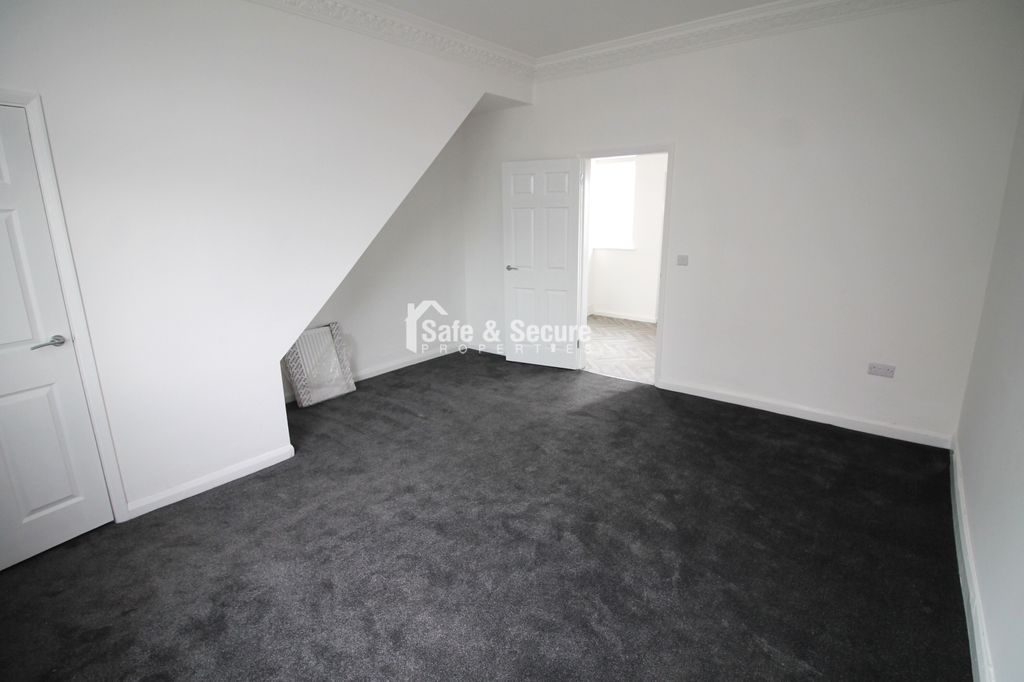 Property photo 3 of 10 Living Room (2)