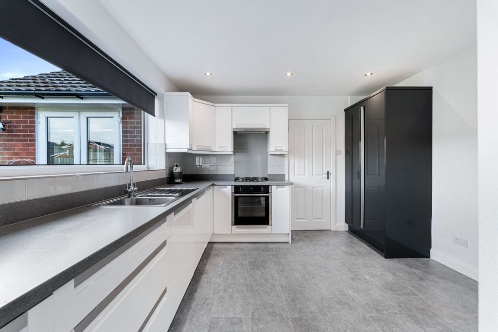 Property photo 3 of 36 Photograph 12