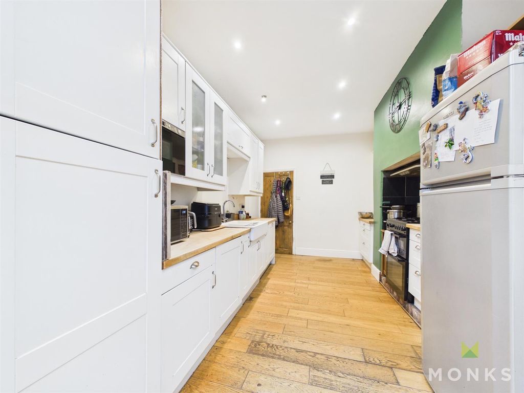 Property photo 3 of 14 Cam01420G0-Pr0848-Still011.Jpg