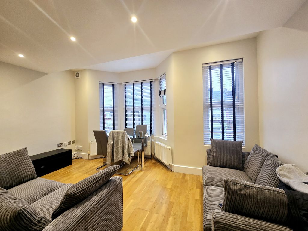 Property photo 1 of 6 A Modern Three Double Bedroom Top Floor Period Conversion Flat Just A Short Walk To Both Tooting Bec And Tooting Broadway Tube Stations Which Both Have Access To The Northern Line.