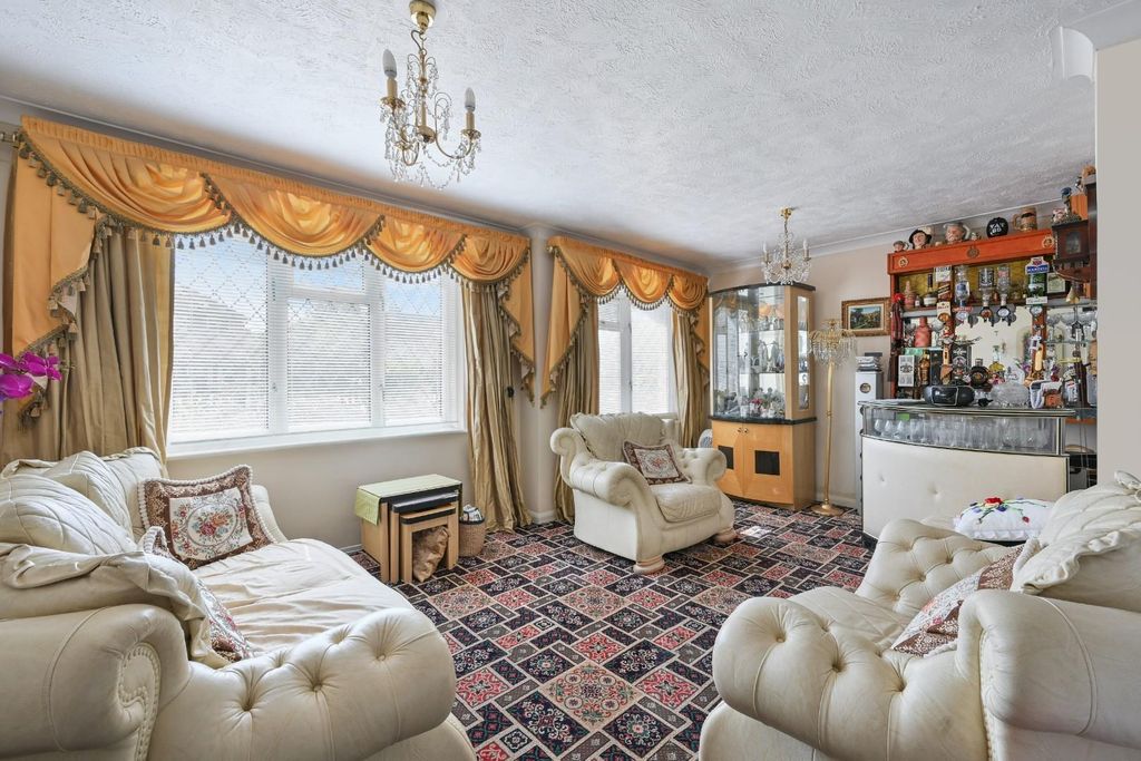 Property photo 3 of 14 Chessington Road
