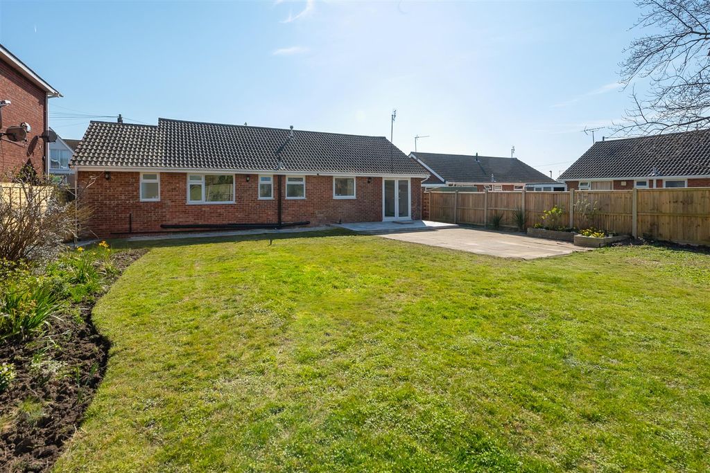 Property photo 3 of 16 Faversham Road, Seasalter, Whitstable