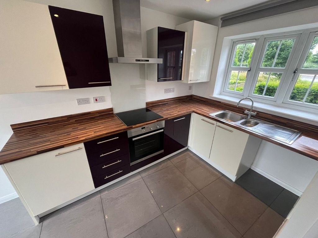 Property photo 3 of 11 Kitchen