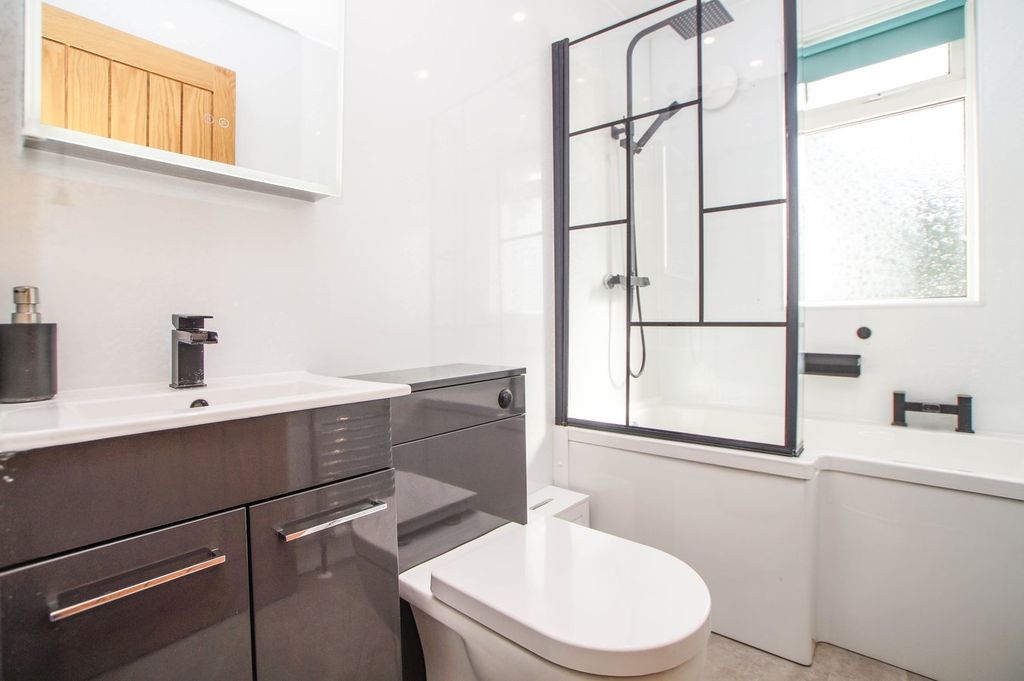 Property photo 3 of 22 Bathroom