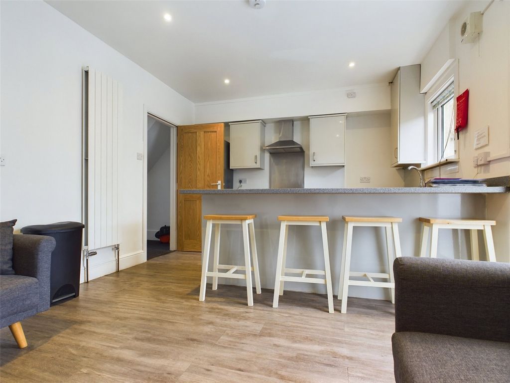 Property photo 1 of 12 Lounge-Flat-To-Rent
