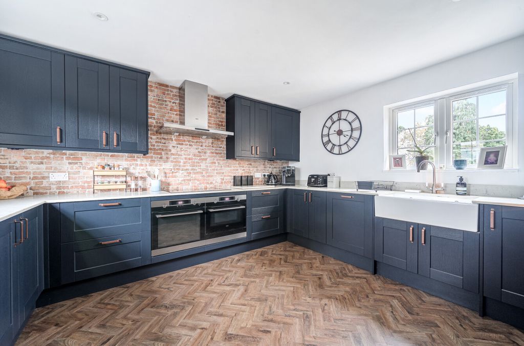 Property photo 2 of 32 1374106-18-6903c7...