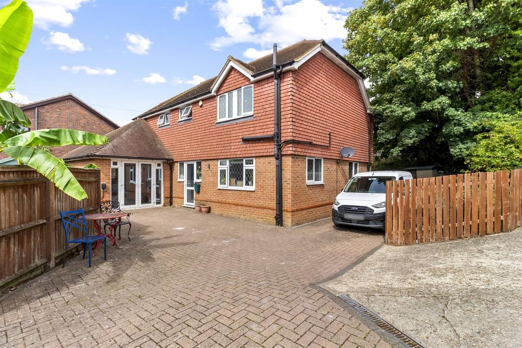 Property photo 1 of 19 Arundel Road,74_019.Jpg