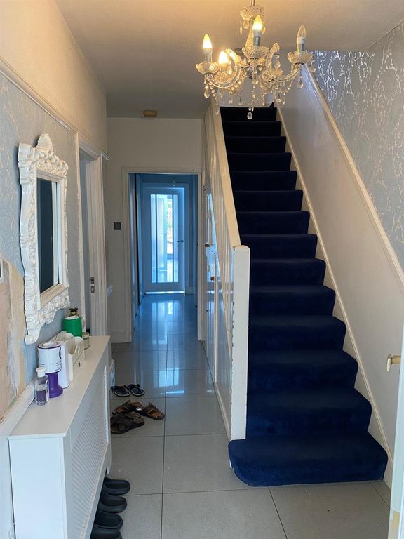 Property photo 2 of 20 Entrance/Hallway: