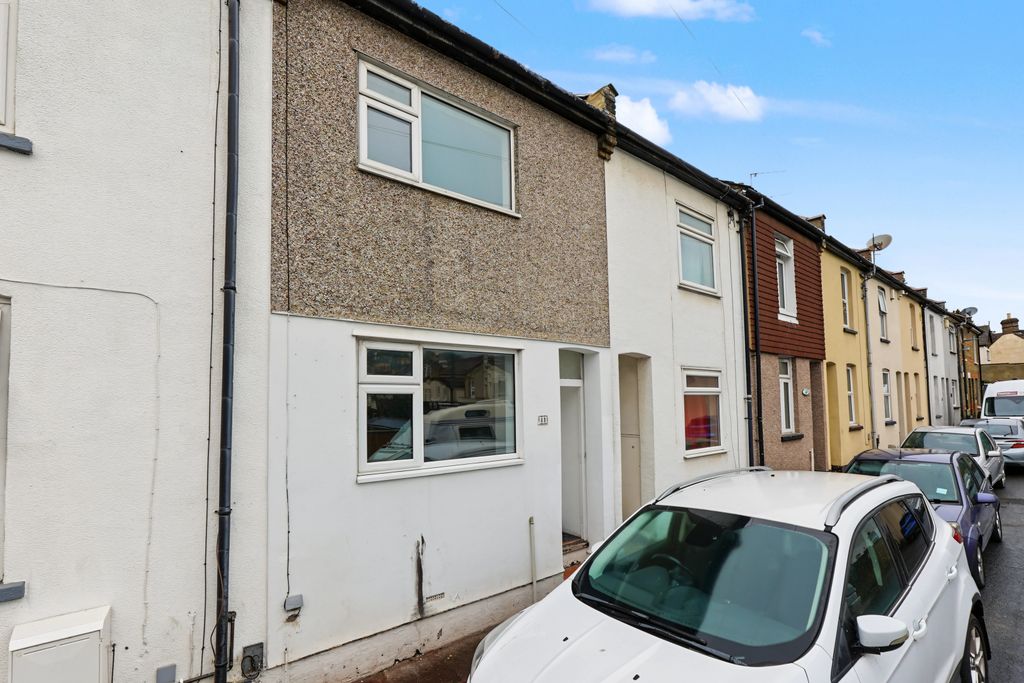 Property photo 1 of 10 2 Bed Terraced House To Rent Chamberlain Road, Chatham Me4