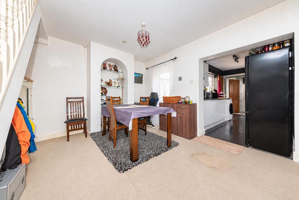 Property photo 3 of 9 86 Lysons Road (8).Jpg