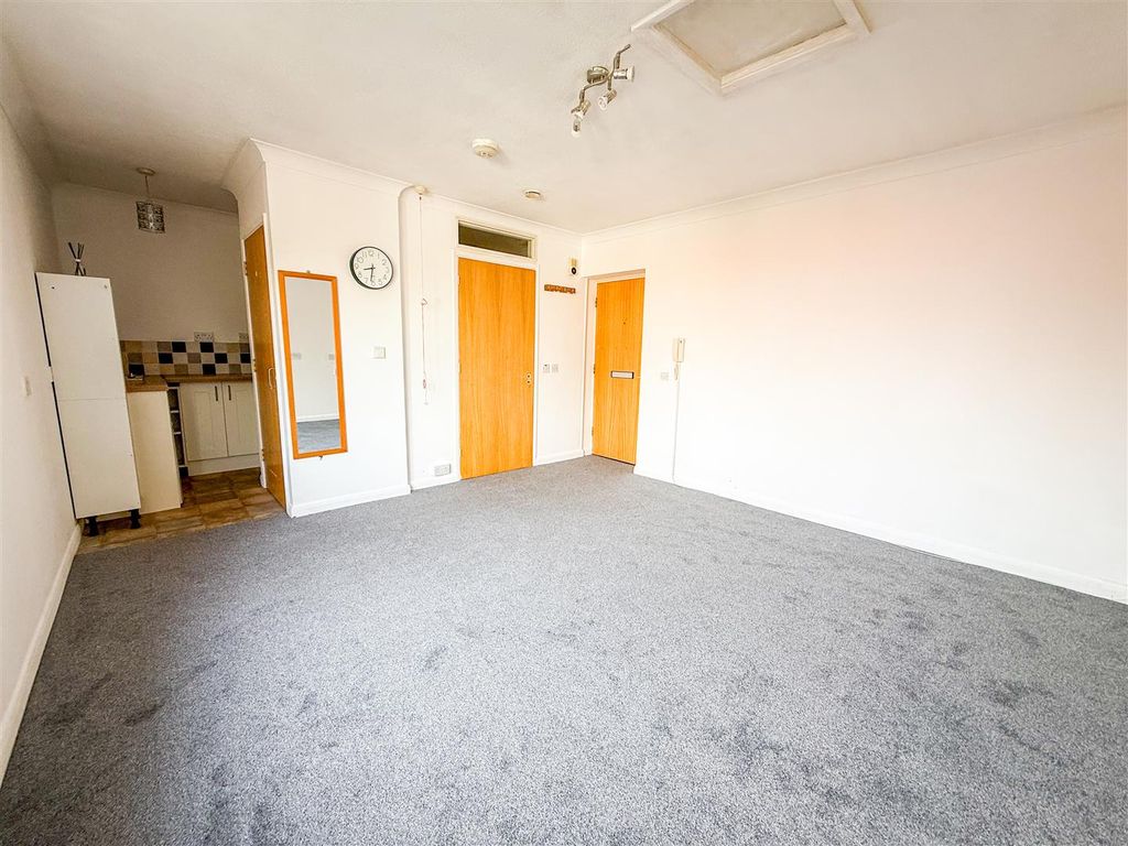 Property photo 2 of 8 Lounge/Bedroom