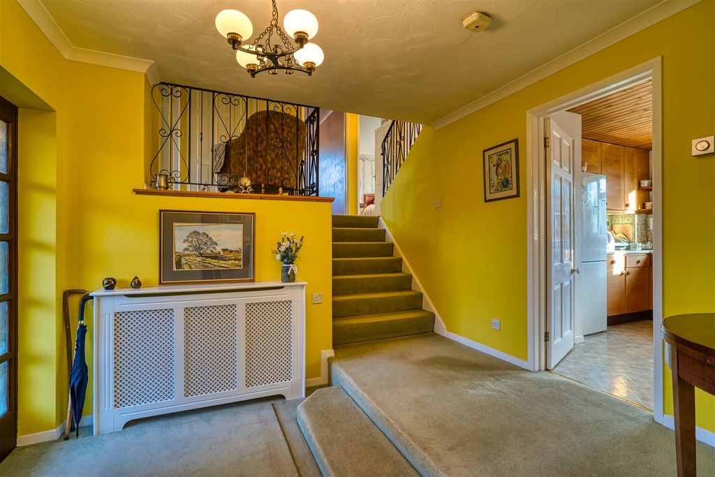 Property photo 3 of 10 Entrance Hall