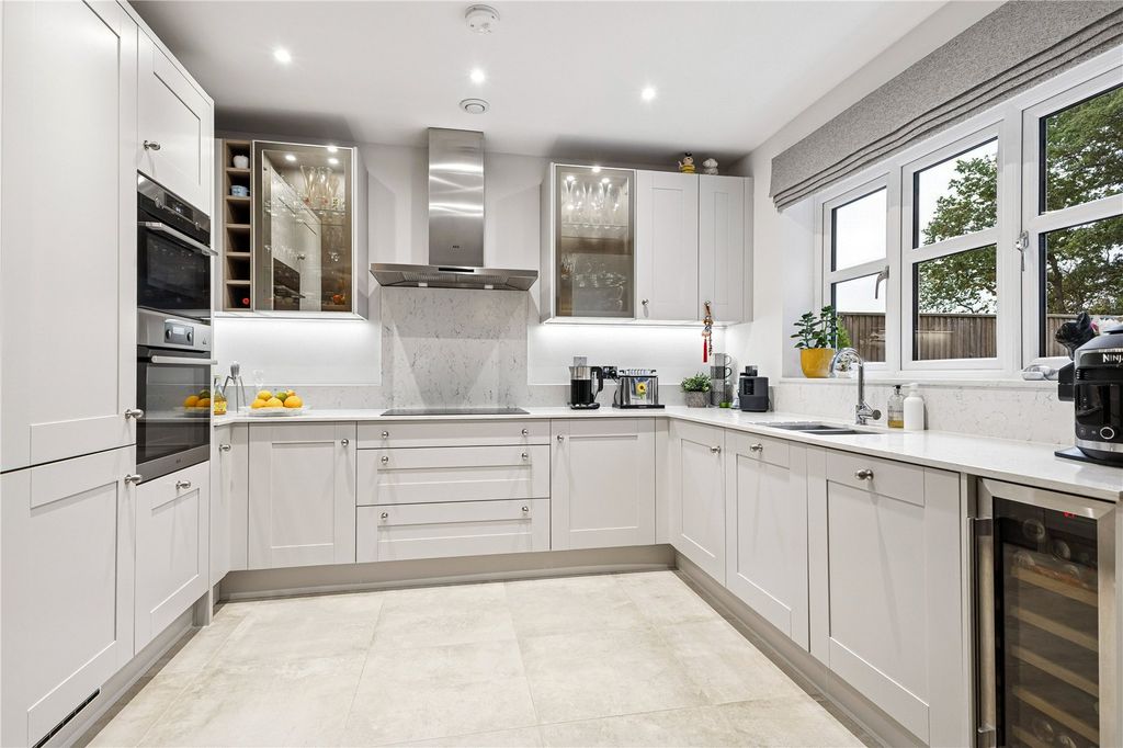 Property photo 3 of 19 Kitchen