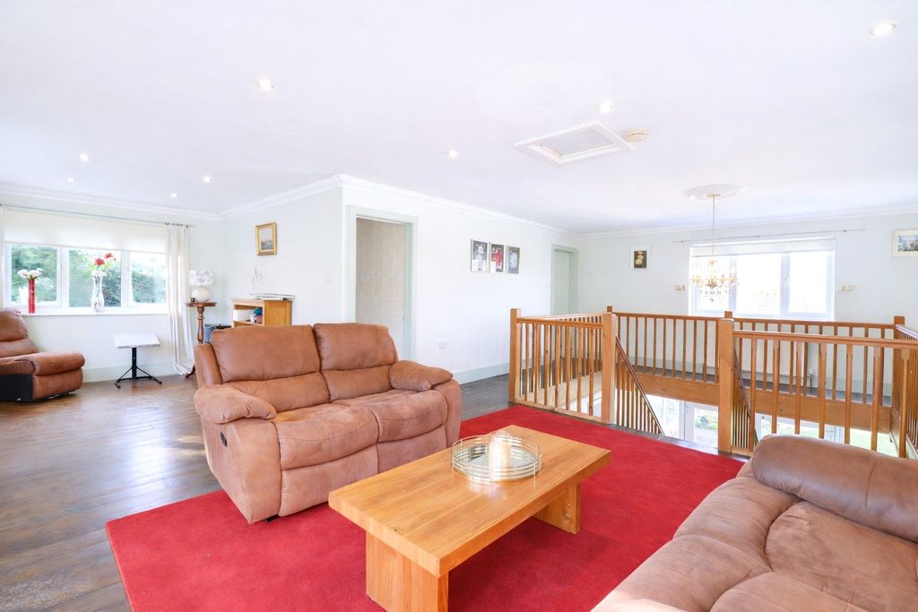 Property photo 2 of 33 Picture No. 20