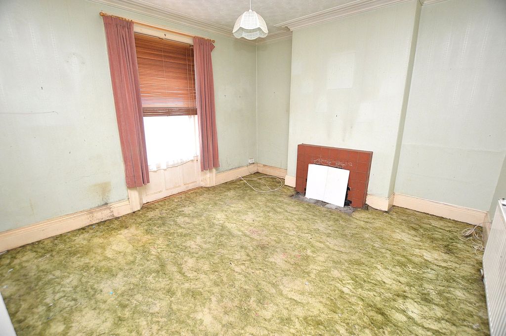 Property photo 3 of 8 Lounge