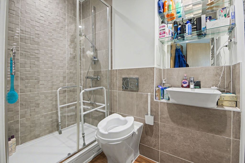 Additional image 10 of 2 bed flat for saleJohn Thornycroft Road, Centenary Quay SO19