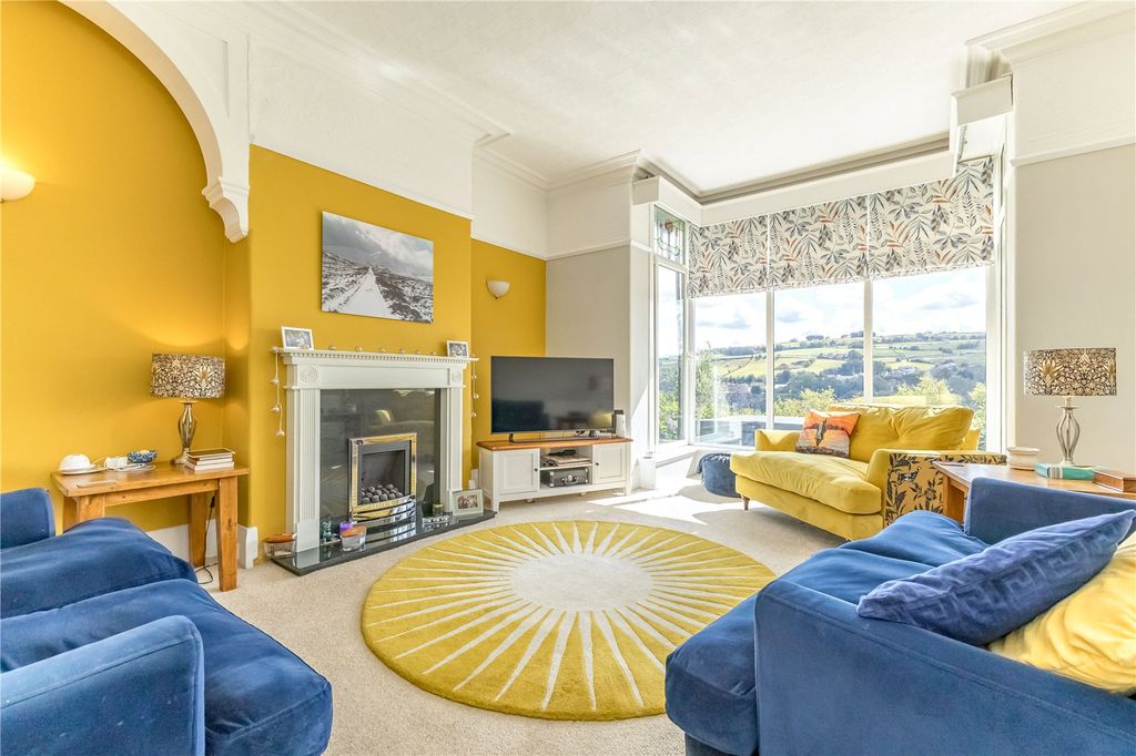 Property photo 2 of 31 Sitting Room
