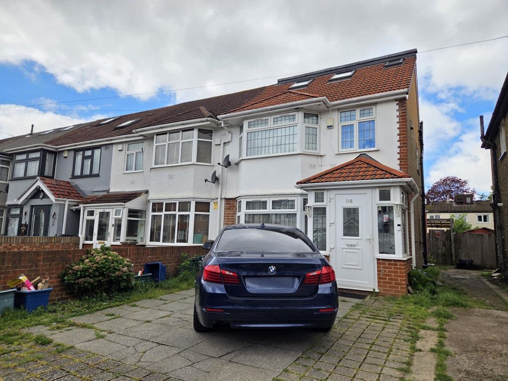 Property photo 1 of 23 Ash Grove, Heston, Tw5 9Sf