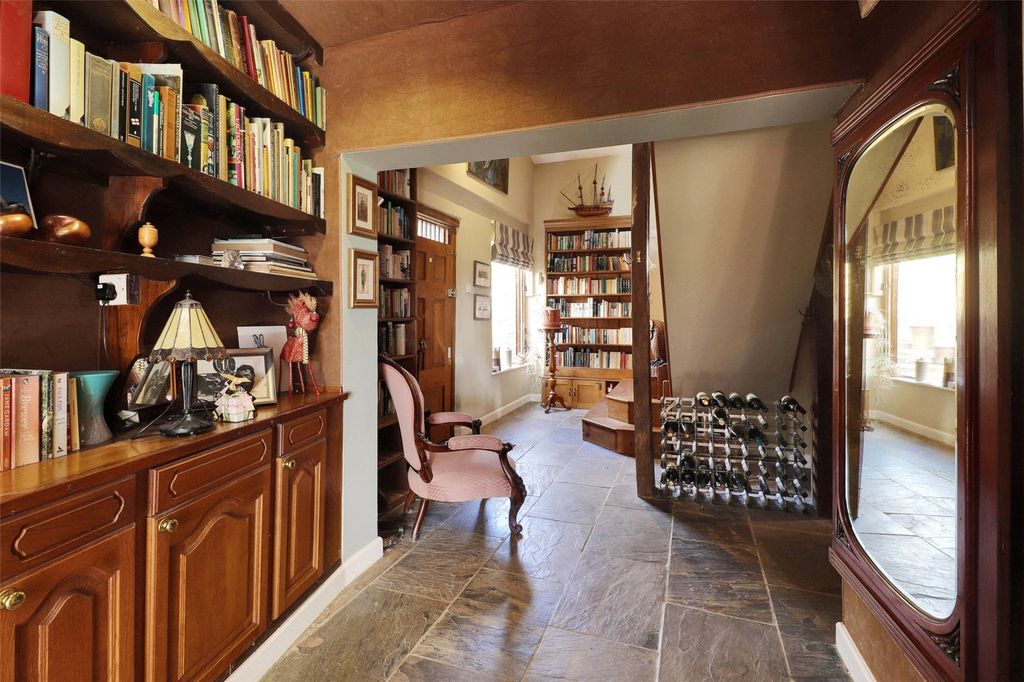 Property photo 3 of 15 Entrance Hall