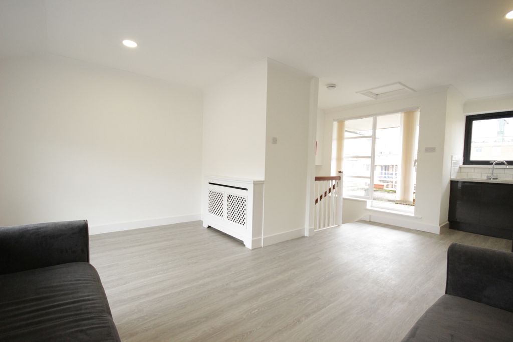 Property photo 3 of 8 Photo 11