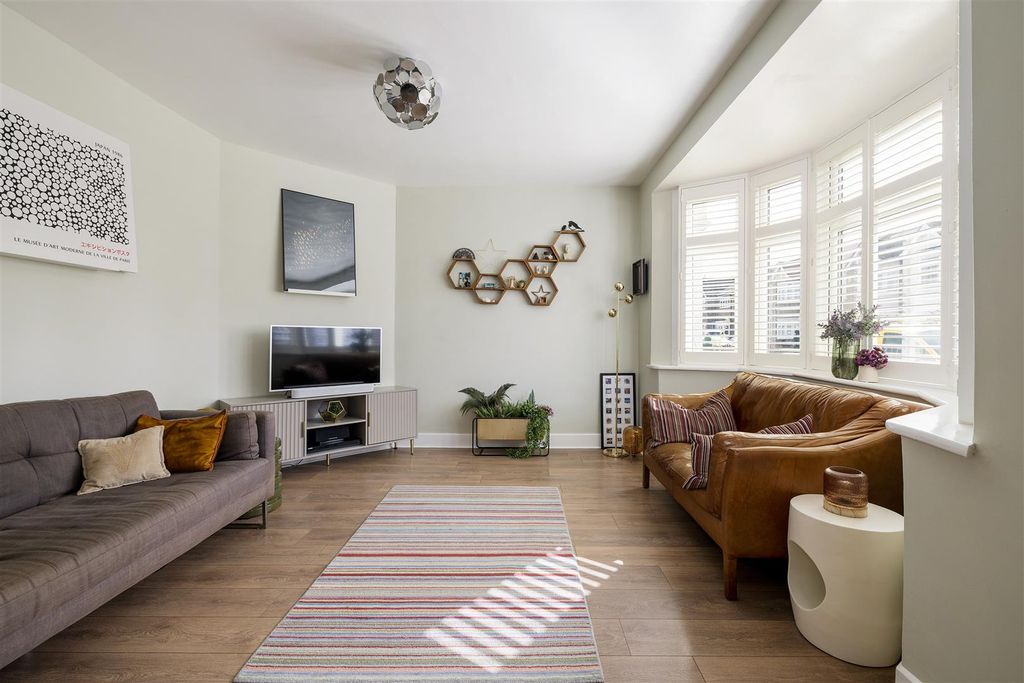 Property photo 2 of 32 Coolgardie Road, E4