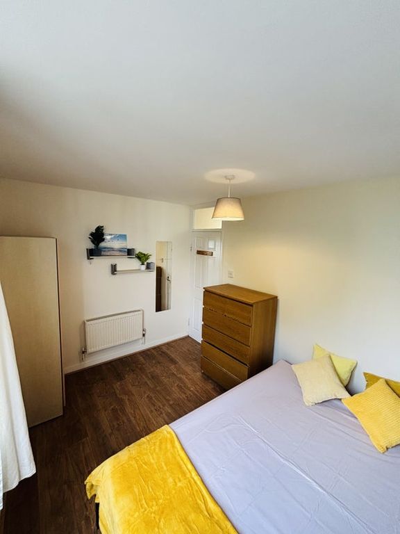 Property photo 1 of 18 £950