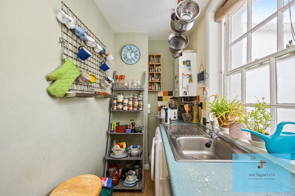 Property photo 3 of 12 Kitchen