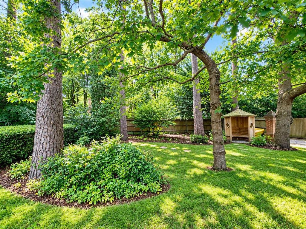 Property photo 2 of 18 Communal Gardens