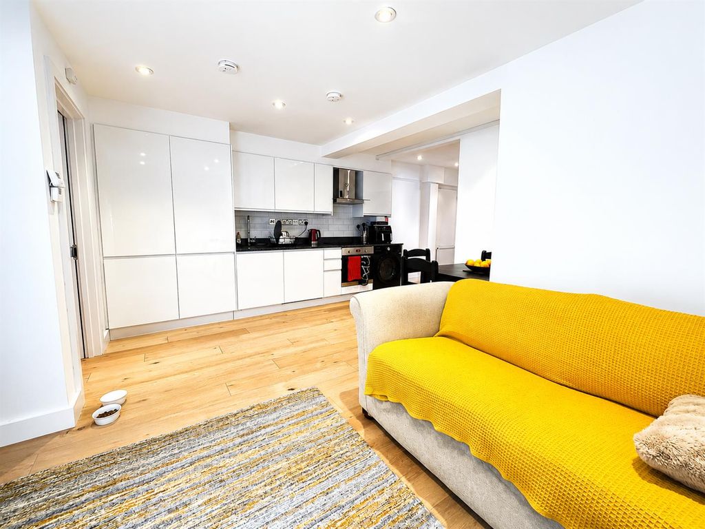 Property photo 2 of 11 1