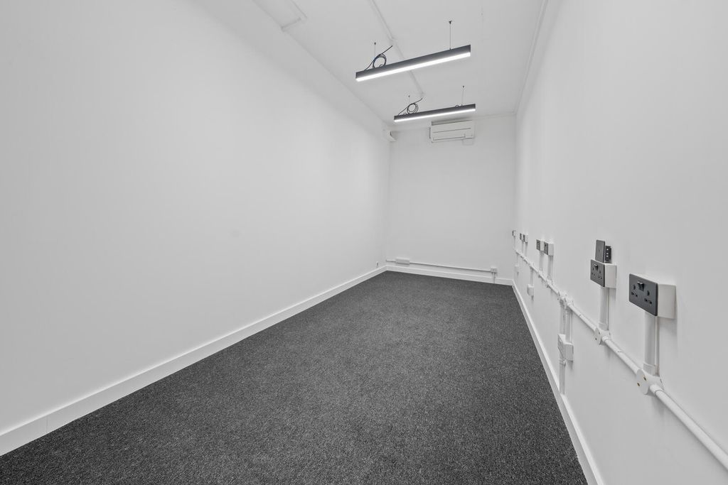 Property photo 3 of 4 Garage