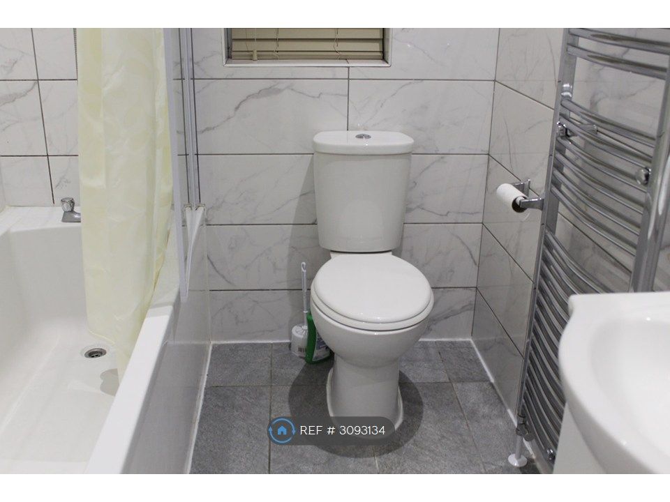Property photo 3 of 10 Bathroom