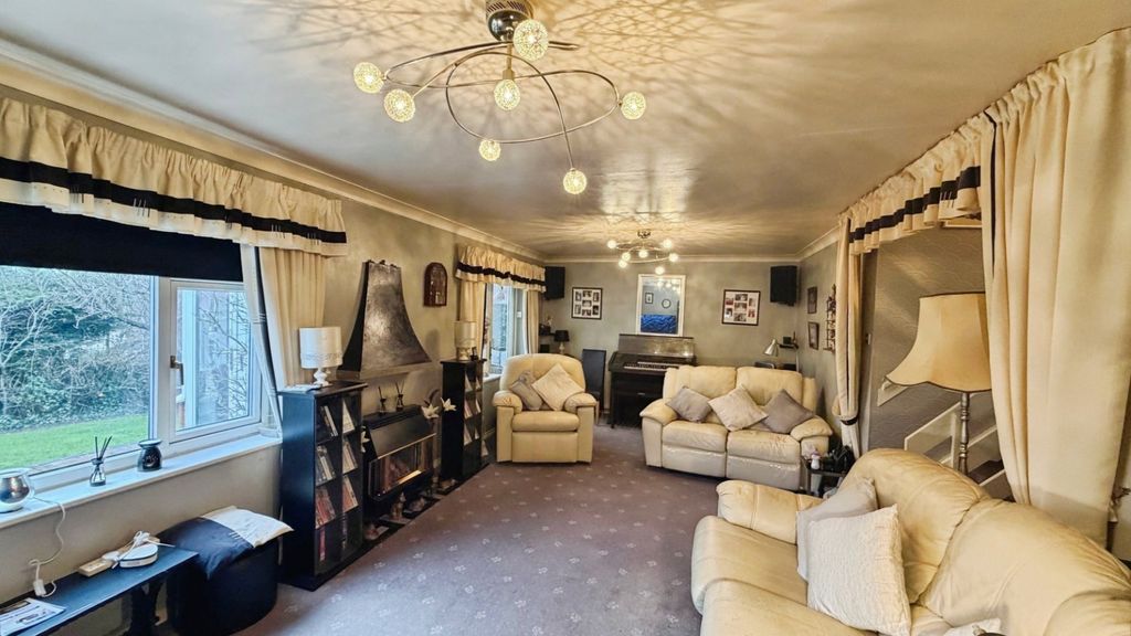 Property photo 3 of 28 Lounge