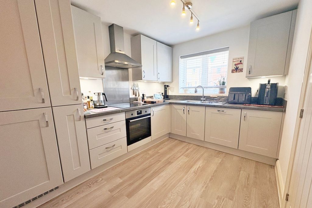 Property photo 3 of 14 5110975