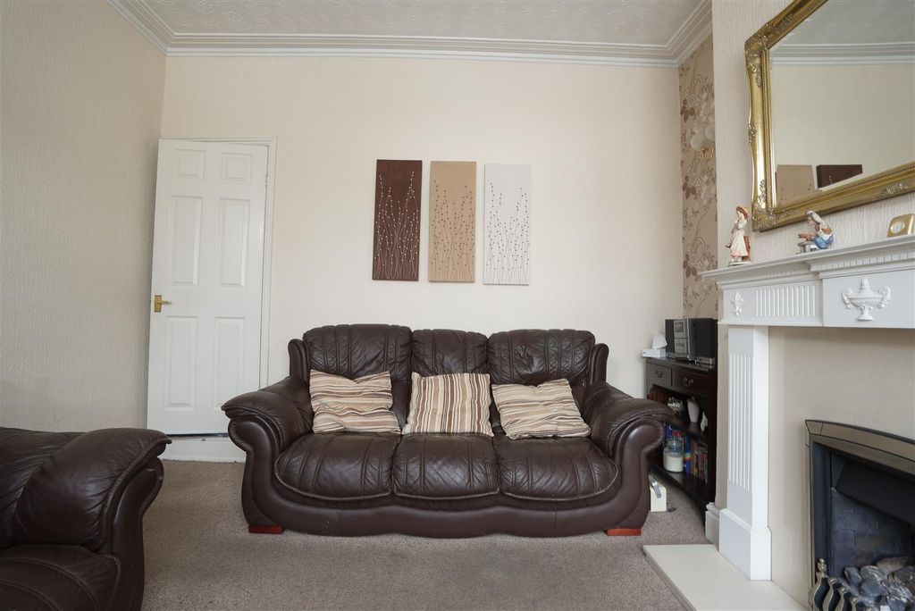 Property photo 3 of 23 Lounge