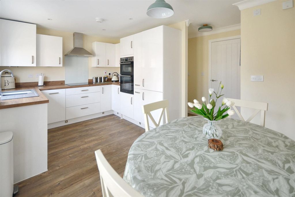Property photo 2 of 11 Kitchen/Dining Room