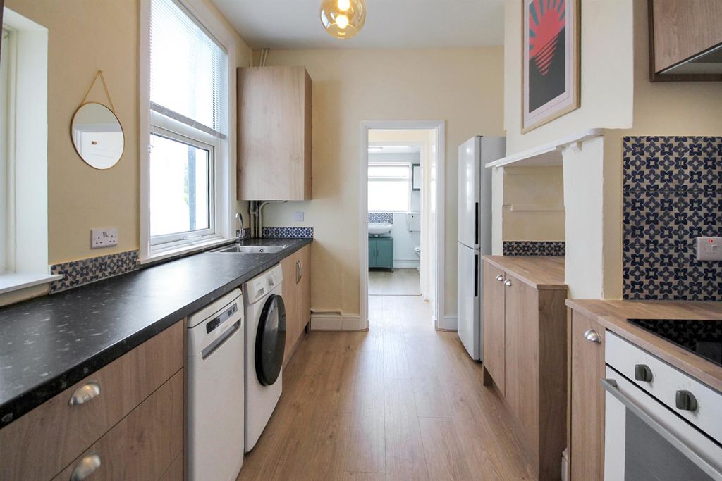 Property photo 3 of 14 Kitchen