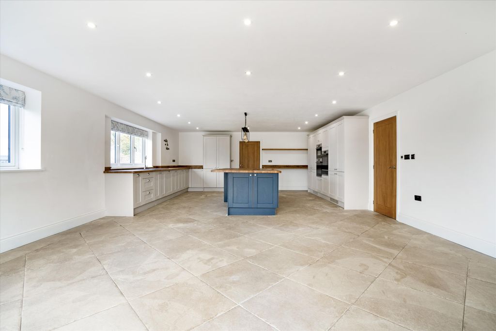 Property photo 2 of 21 Image