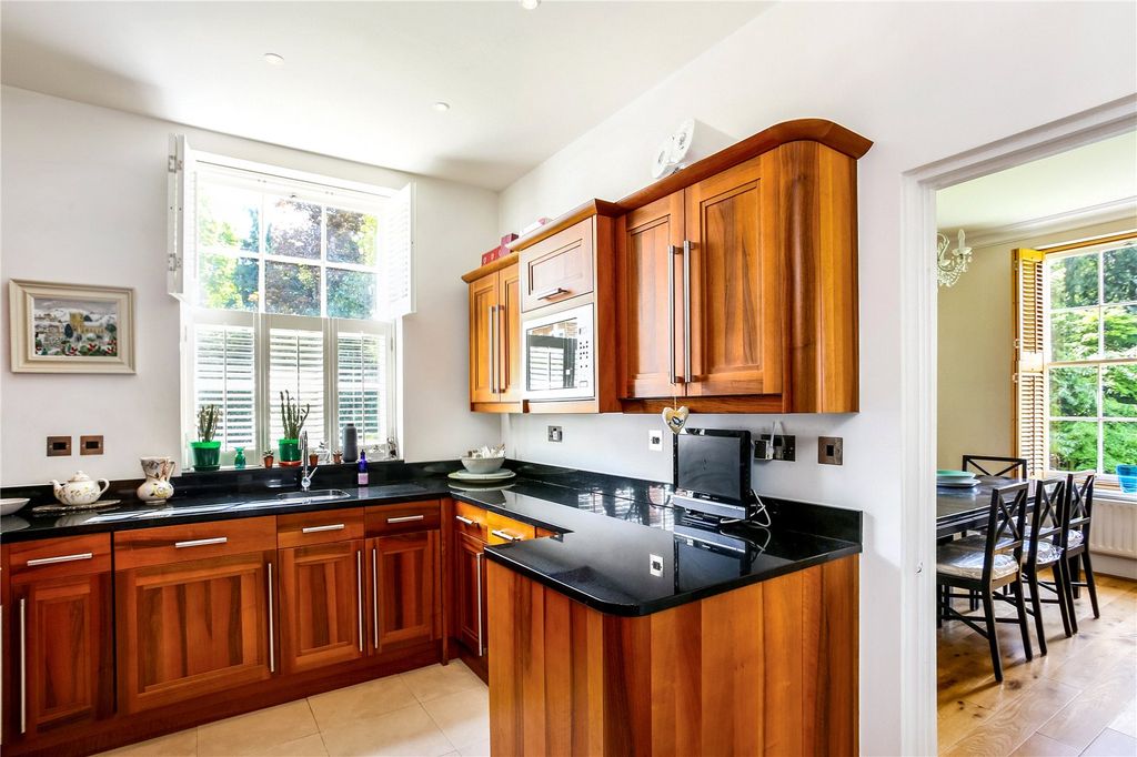 Property photo 3 of 11 Kitchen