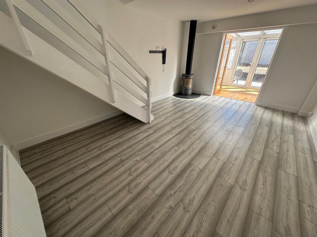 Property photo 3 of 11 Lounge.Jpg