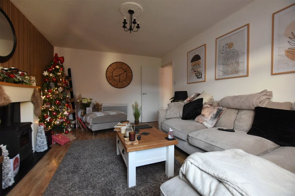 Property photo 3 of 7 Living Room