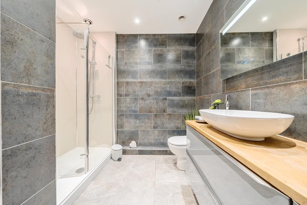 Property photo 3 of 23 Bathroom