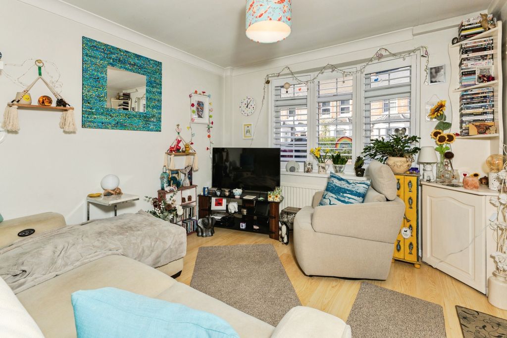 Property photo 2 of 23 Lounge