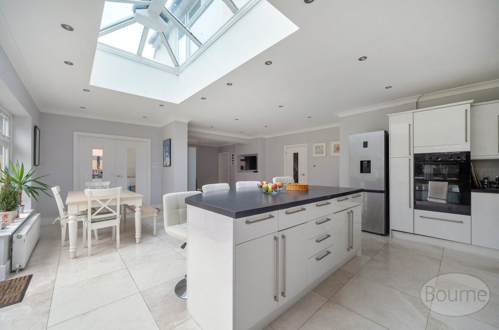 Property photo 2 of 16 Picture No. 18