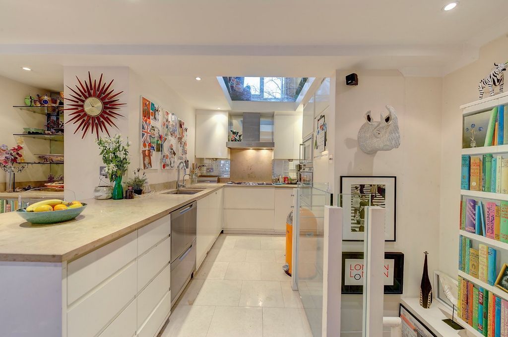 Property photo 3 of 18 Kitchen