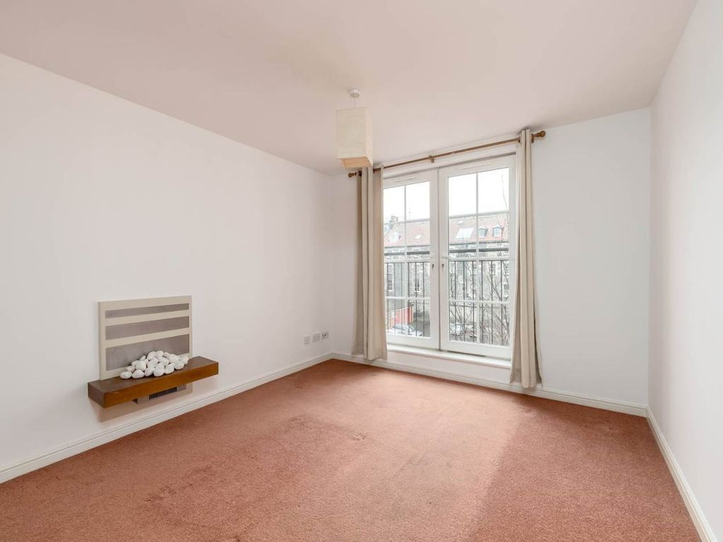 Property photo 3 of 18 77226_Giles_Reshoot_01