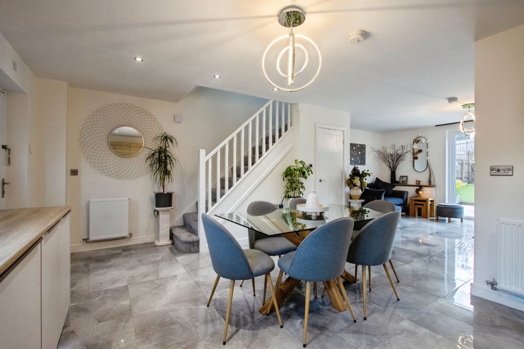 Property photo 2 of 17 Lounge / Kitchen