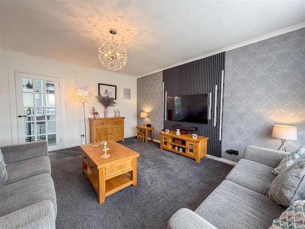 Property photo 2 of 20 Lounge